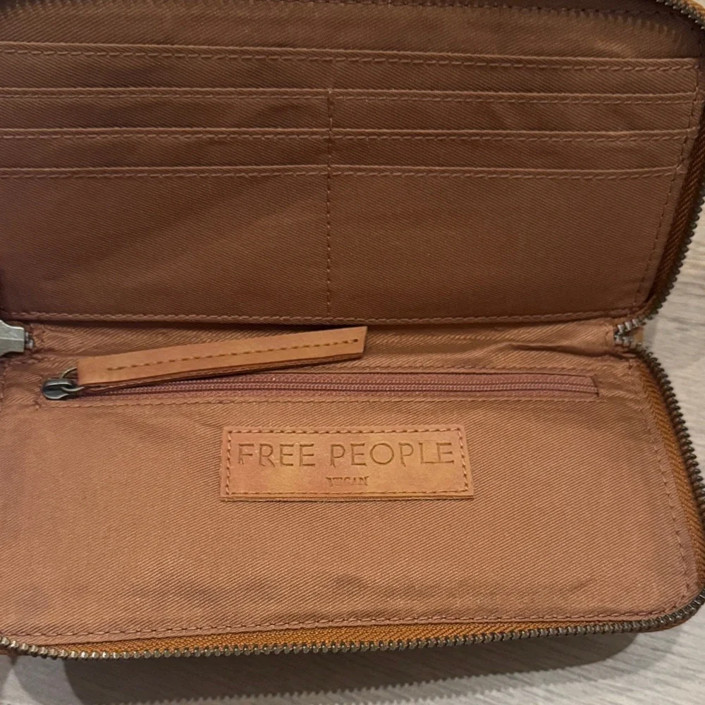 Free People Vegan Brown Wristlet Wallet with Zipper NWT - Picture 5 of 6